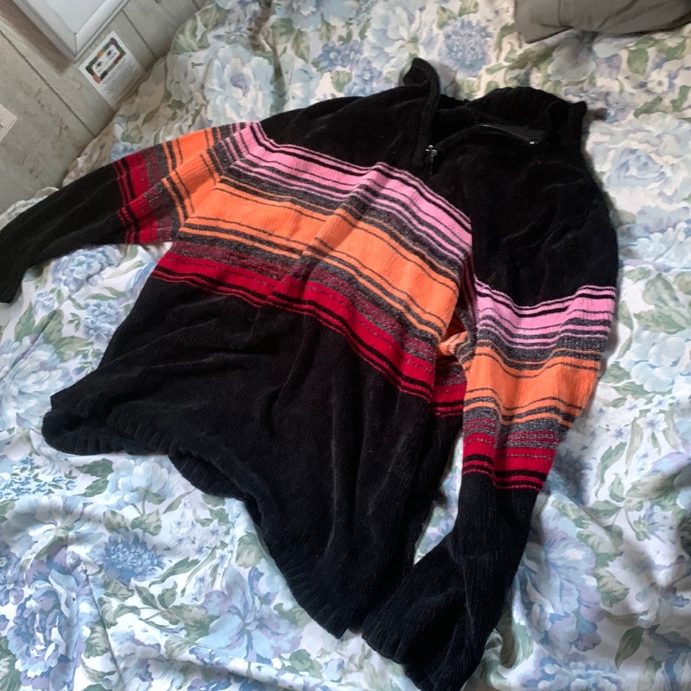 thick sweater, tiny hole. zip up neck